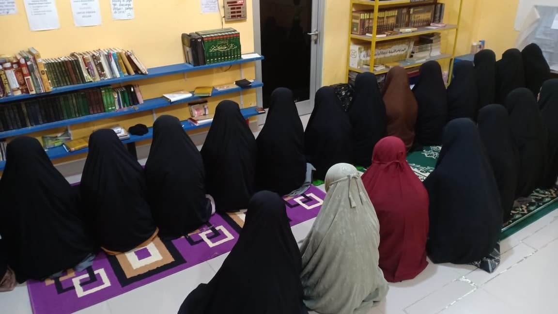 Kegiatan Sholat Berjamah Santriwati