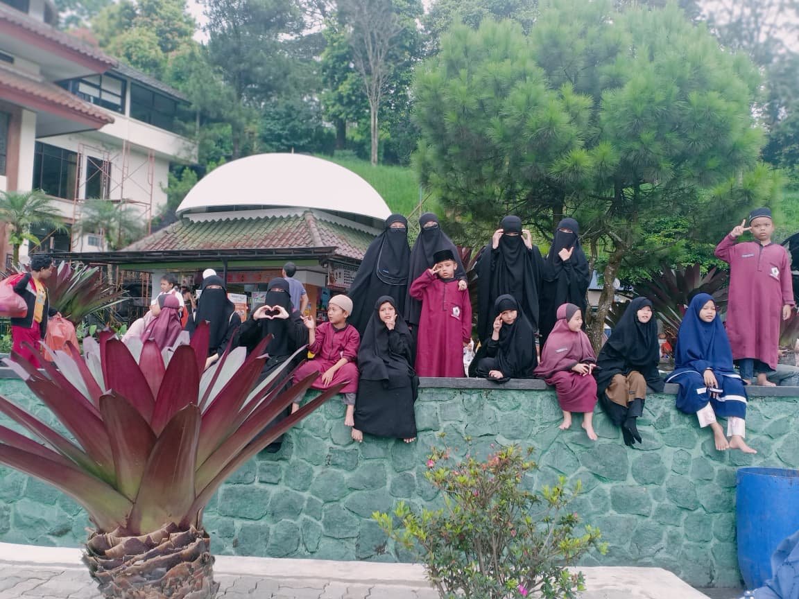 Kunjungan ke masjid atta'awun puncak