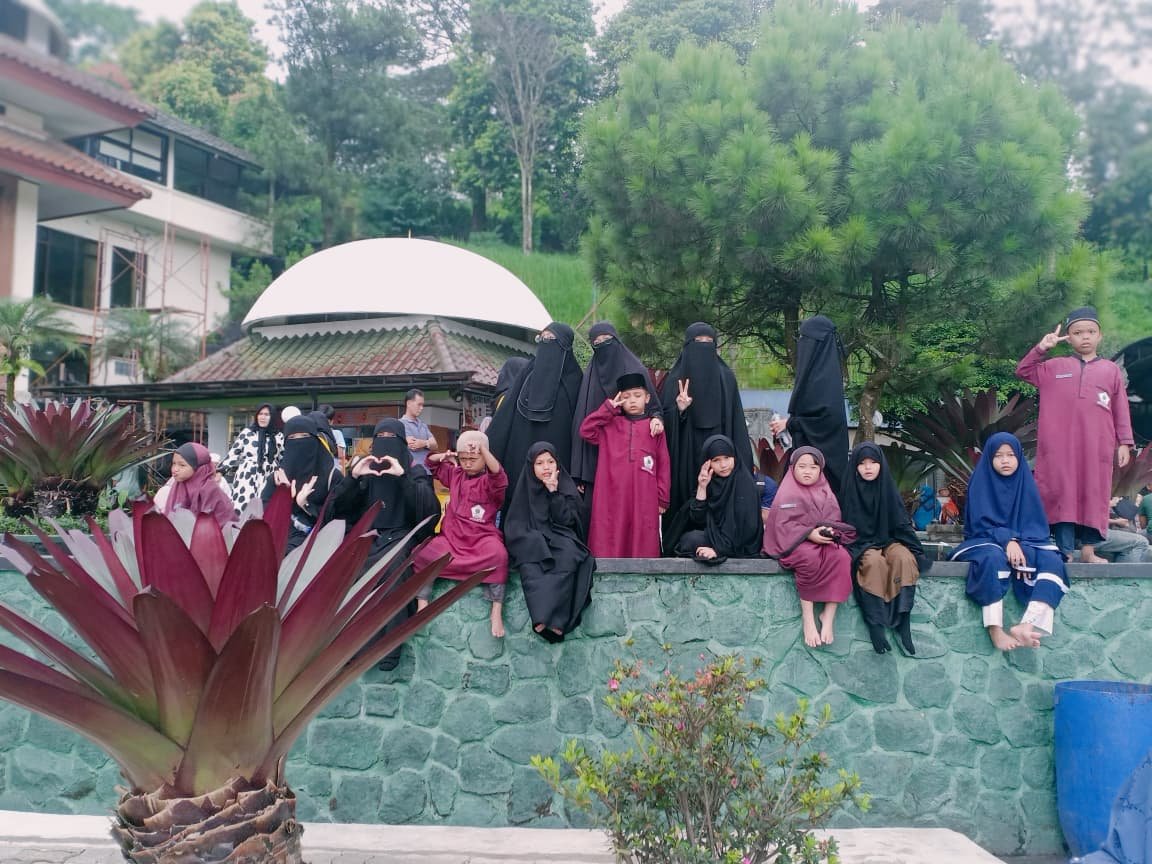 Kunjungan ke masjid atta'awun puncak